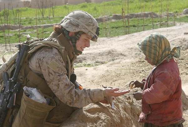 Thiếu úy Johanna Shaffer chia bánh quy cho một đứa trẻ Afghanistan trong khu vực bảo vệ của lực lượng Lục quân tại tỉnh Farah. Afghanistan.